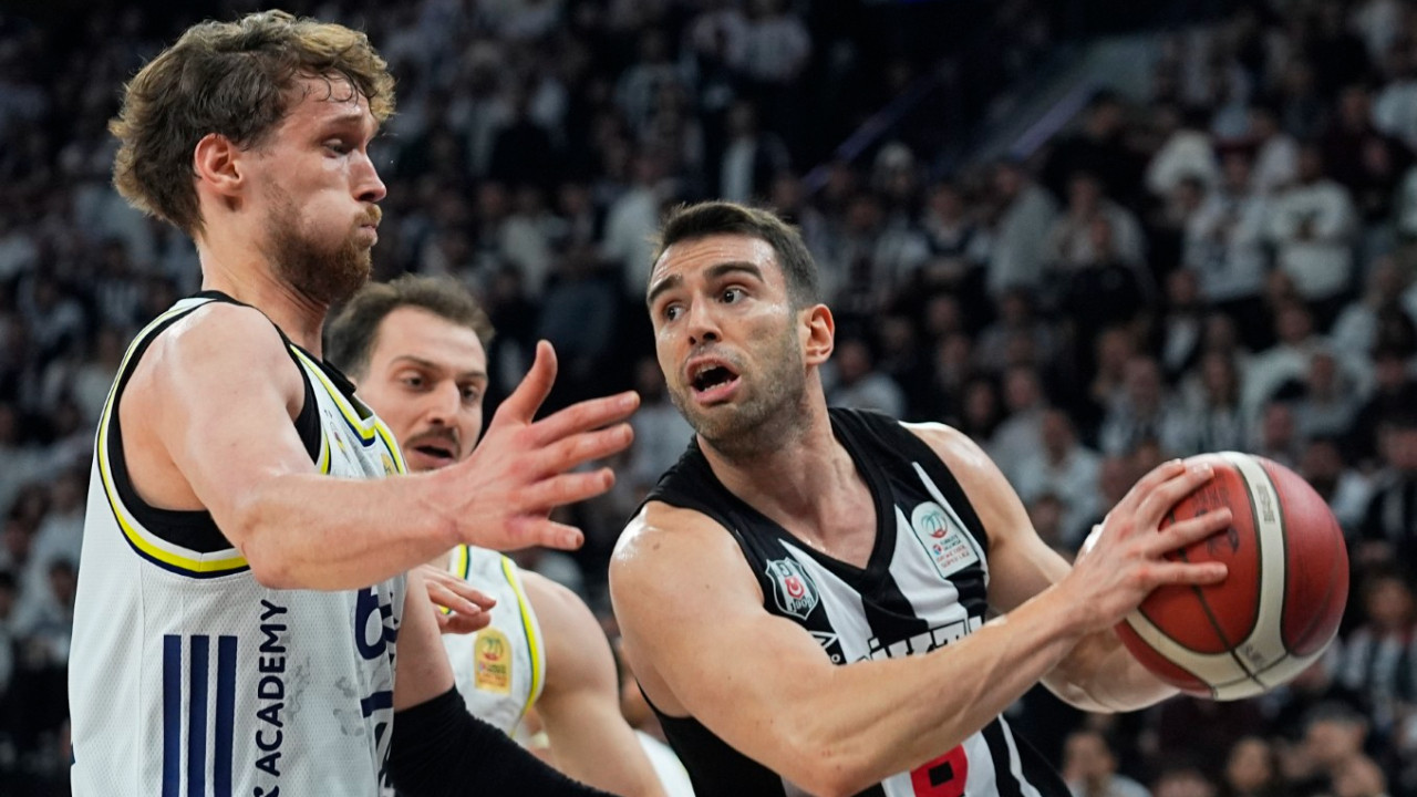 Beşiktaş GAİN-Fenerbahçe Beko maçına küfürlü tezahürat engeli: Oyun durdu