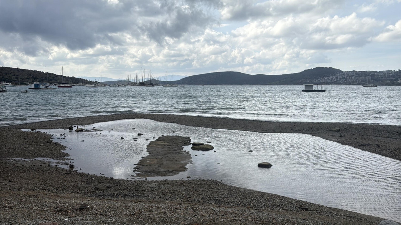 Bodrum’da denizde çekildi, adacıklar ortaya çıktı