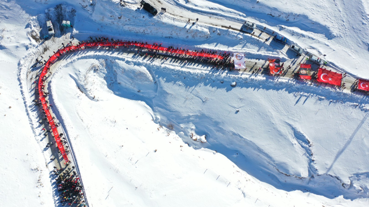 Eksi 17 derecede binlerce kişi Sarıkamış şehitleri için yürüdü