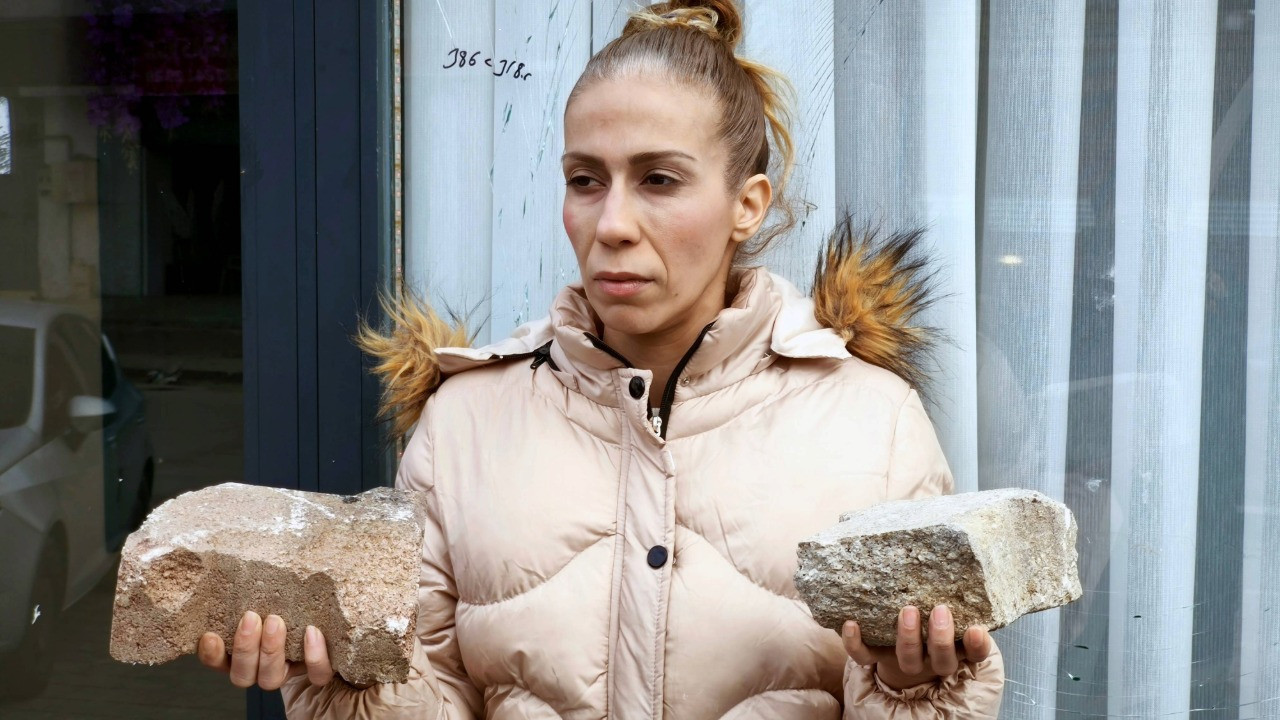 Kız kardeşlerin işyerine taşlı saldırı