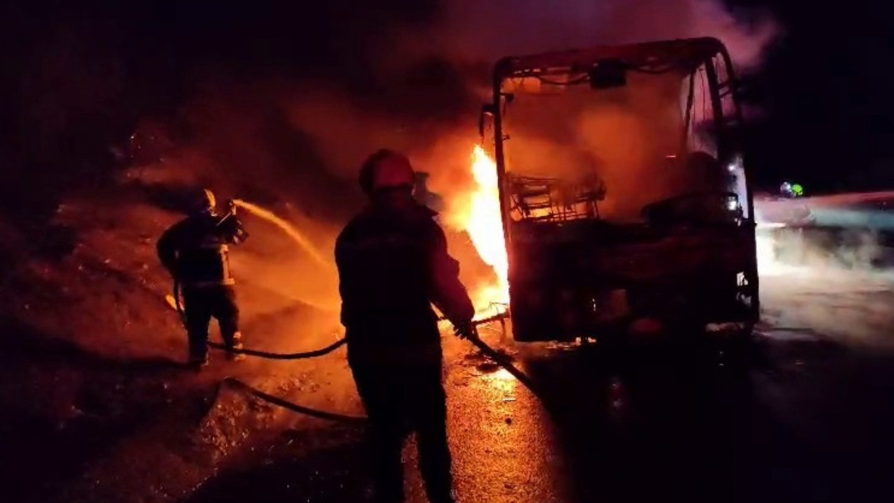 Seyir halindeki yolcu otobüsü alev alev yandı