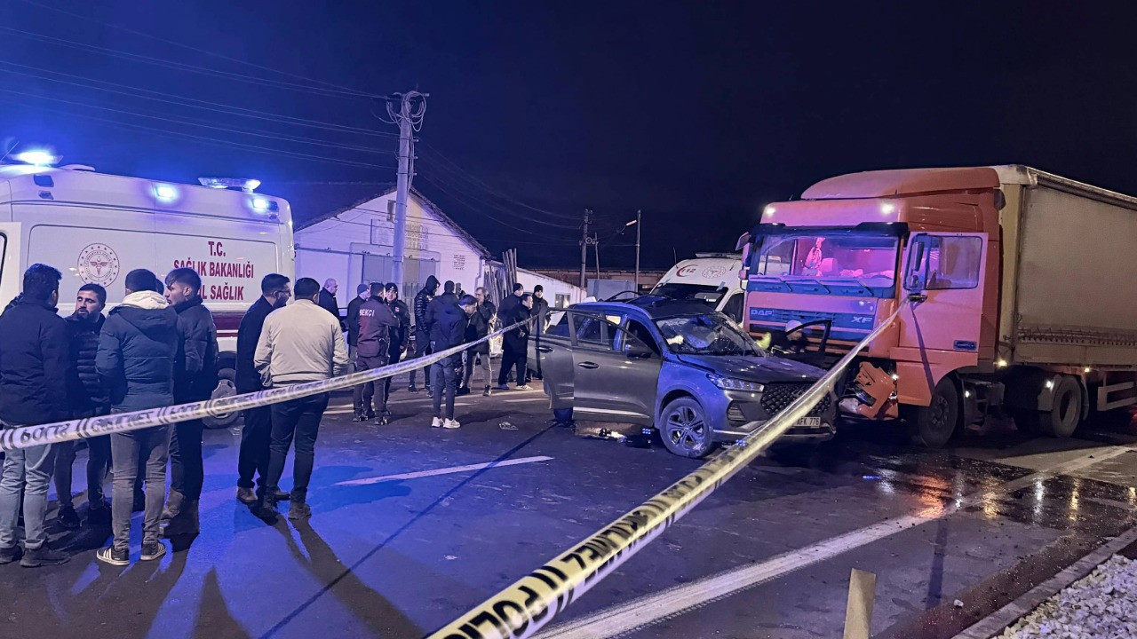 TIR'la otomobilin çarpıştığı kazada 7 kişi yaralandı