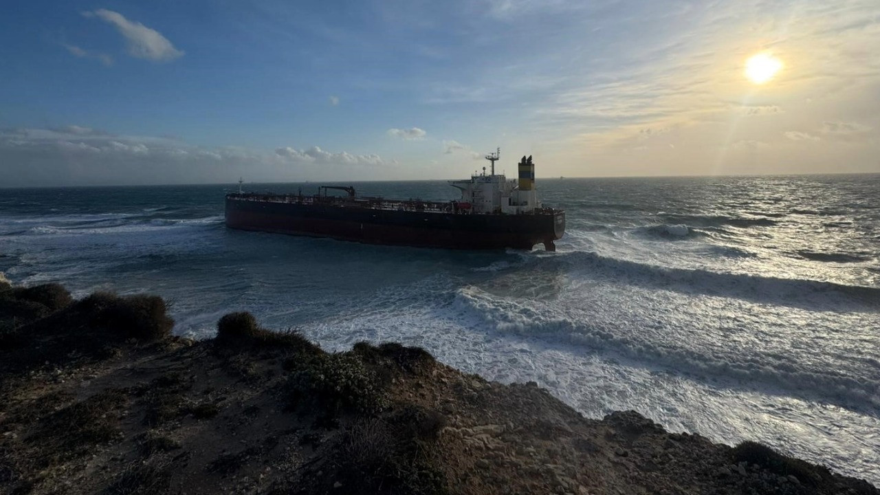 Ukrayna'nın Akdeniz'de vurduğu gemi Bozcaada açıklarında karaya oturdu