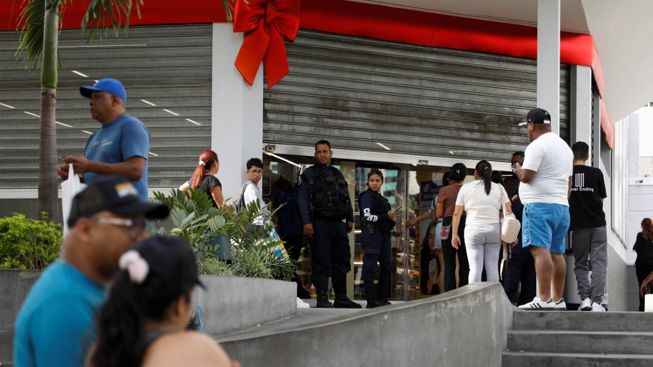 Venezuela halkı marketlere akın etti