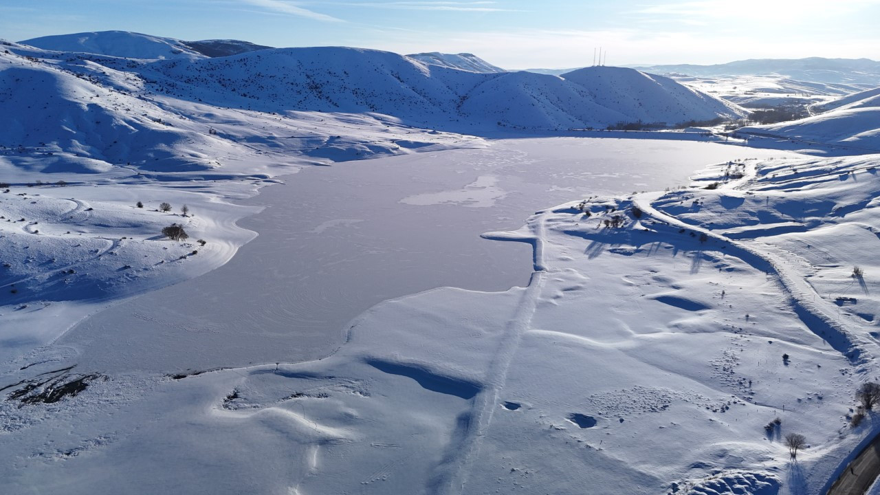 Buz tutan göl kartpostallık görüntü oluşturdu