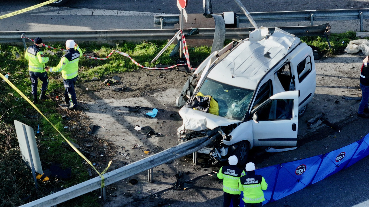 Bariyere saplanan otomobildeki 2 kişi öldü
