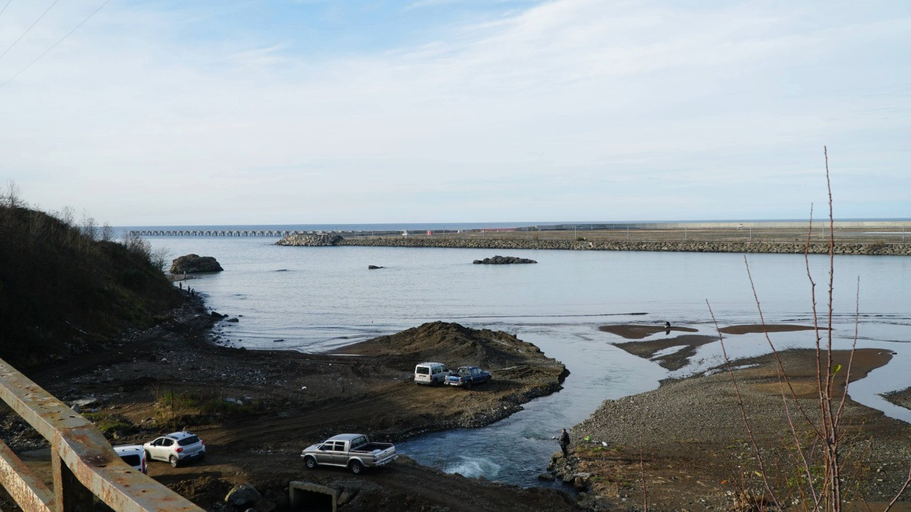 Kafesin patladığını duyan işini gücünü bırakıp koştu