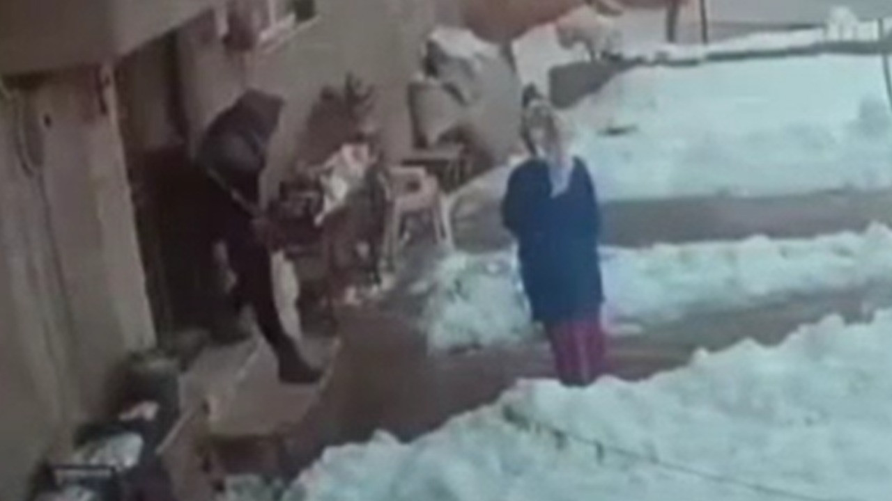 Kapıdan çıkan yere yapıştı