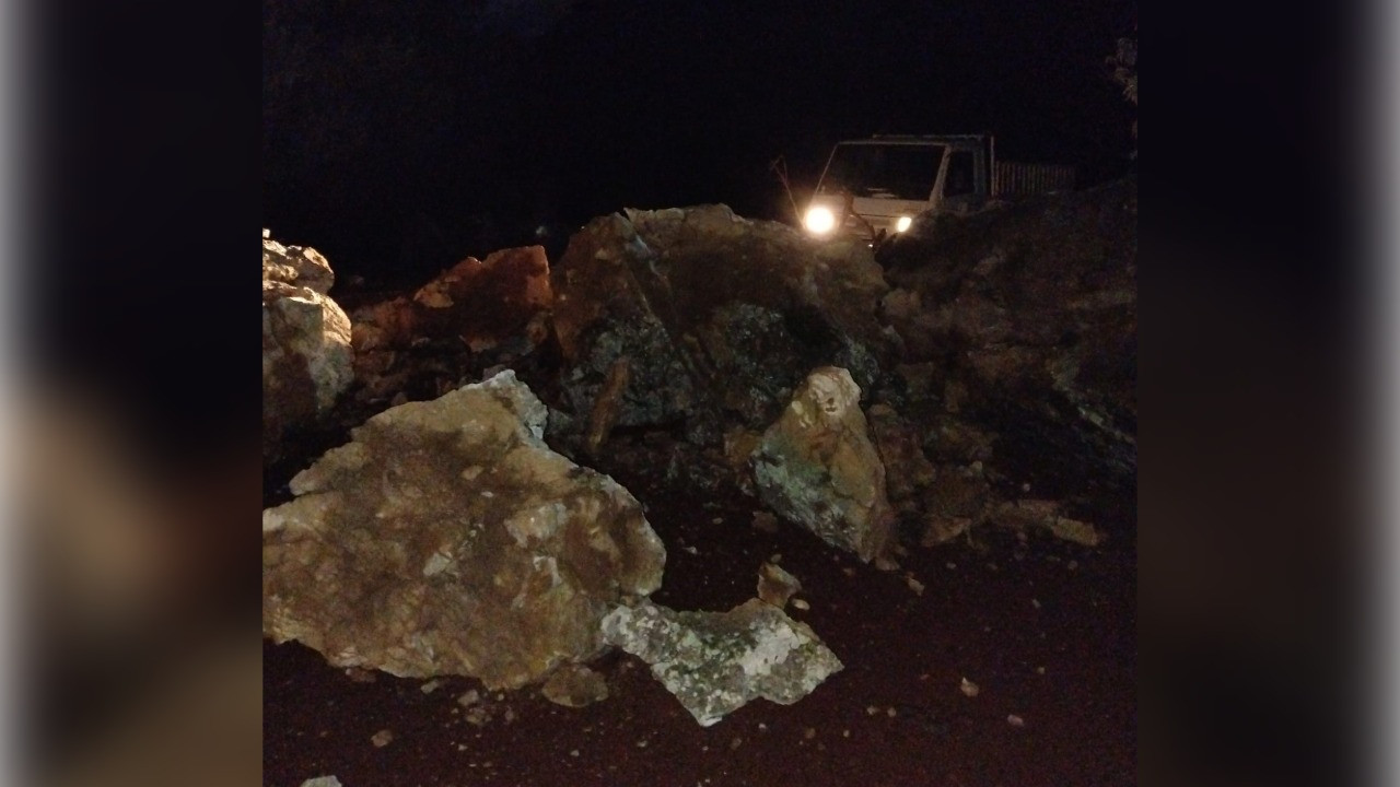 Sağanak sonrası dağdan kopan kayalar yolu kapattı, ulaşım durdu