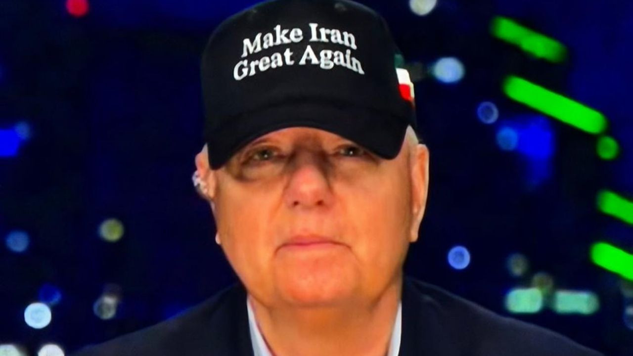 Senatör durmuyor: 'İran'ı Yeniden Yüce Kıl' şapkası taktı