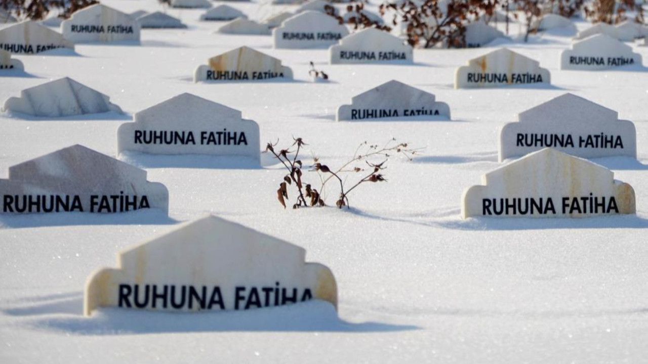 Soğuk şehirde sessiz hazırlık: Binlerce mezar kazıldı