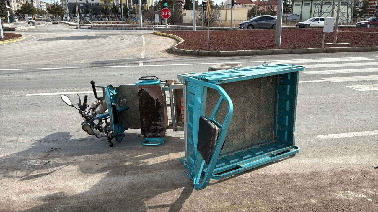 Tır, mopete çarptı: Ölü ve yaralılar var