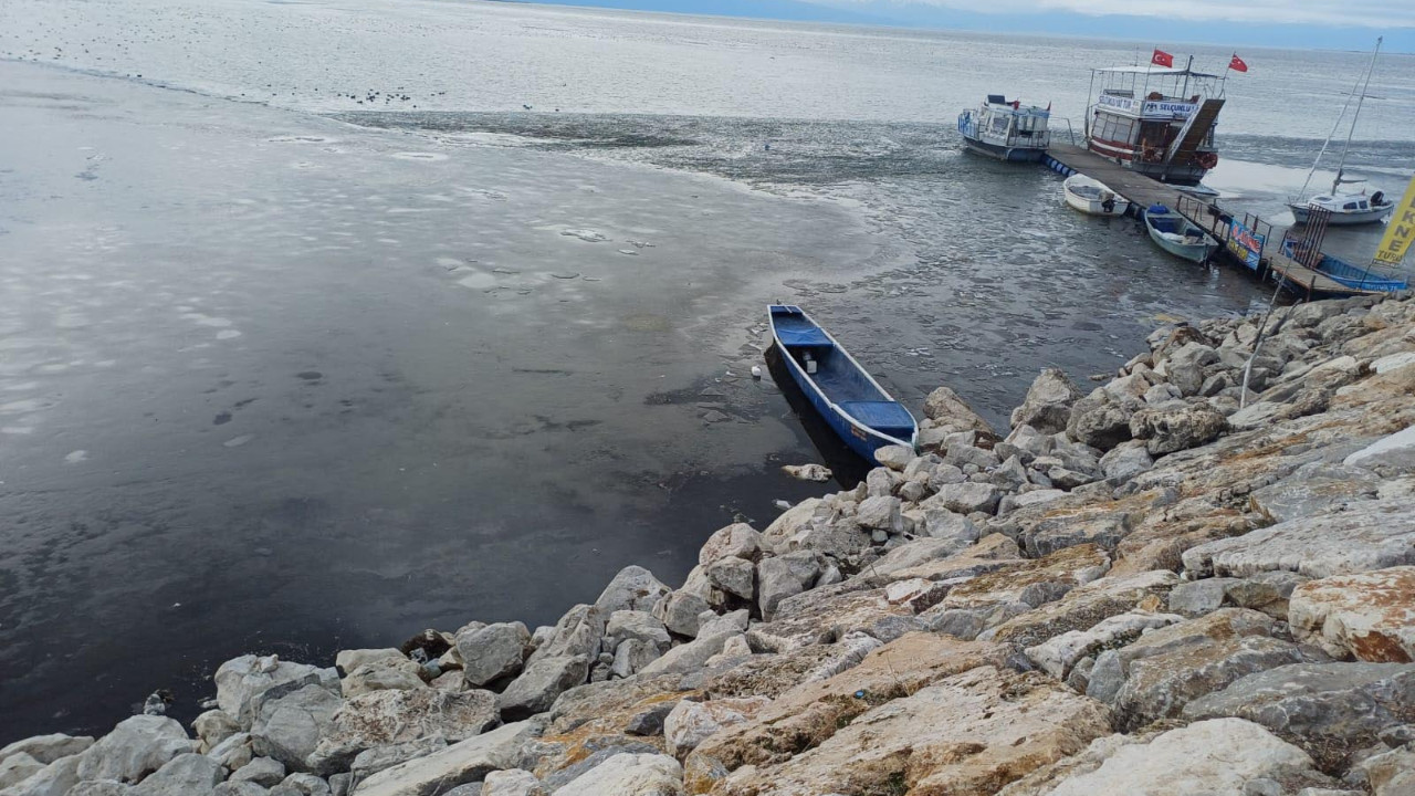 Türkiye'nin en büyük tatlı su gölü buz tuttu: Tekneler hareket edemedi