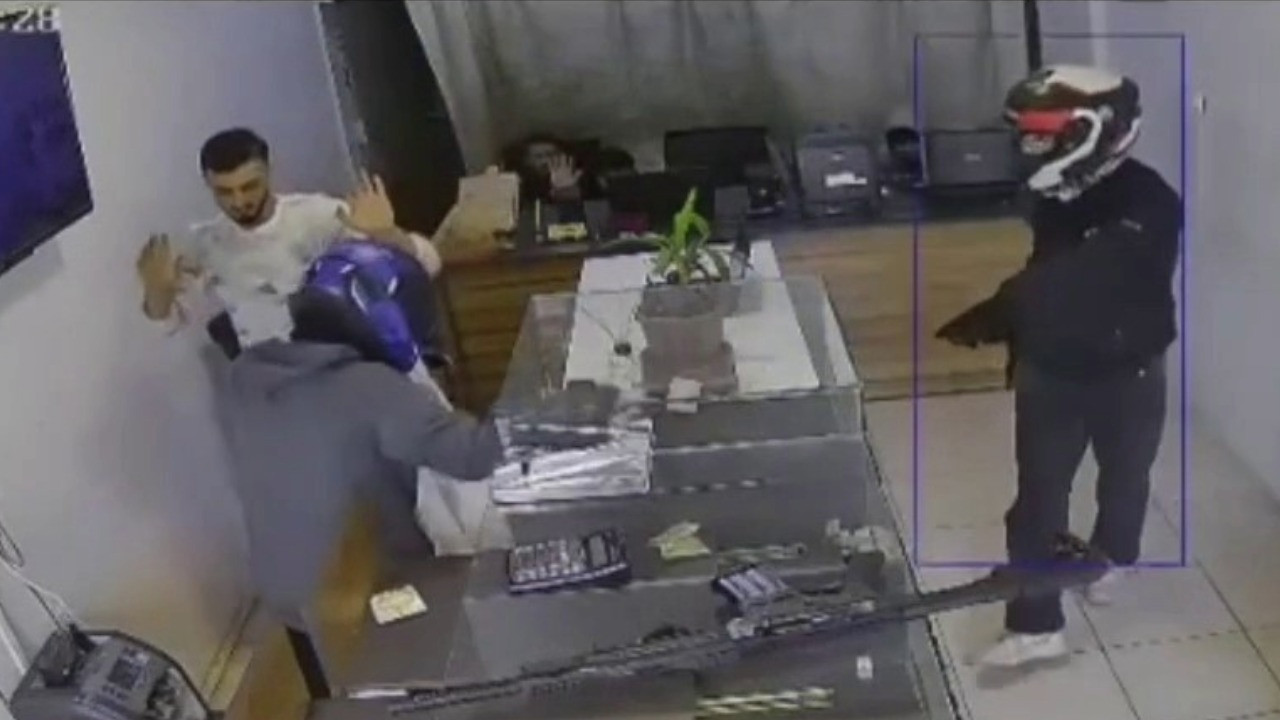 Üç dakikada kuyumcu soygunu! Üç kilo altınla kaçtılar...