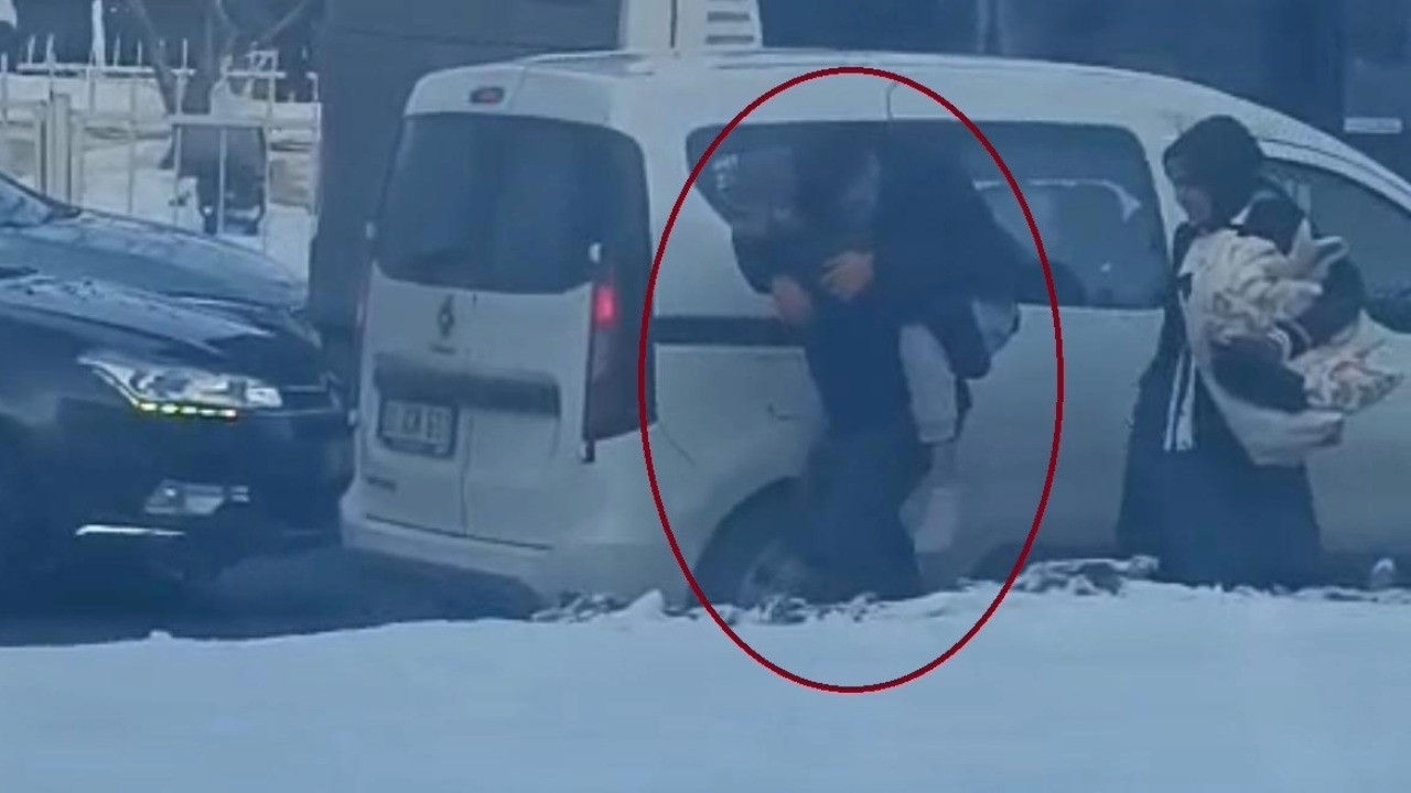 Yol tıkandı hastasını sırtında taşıdı