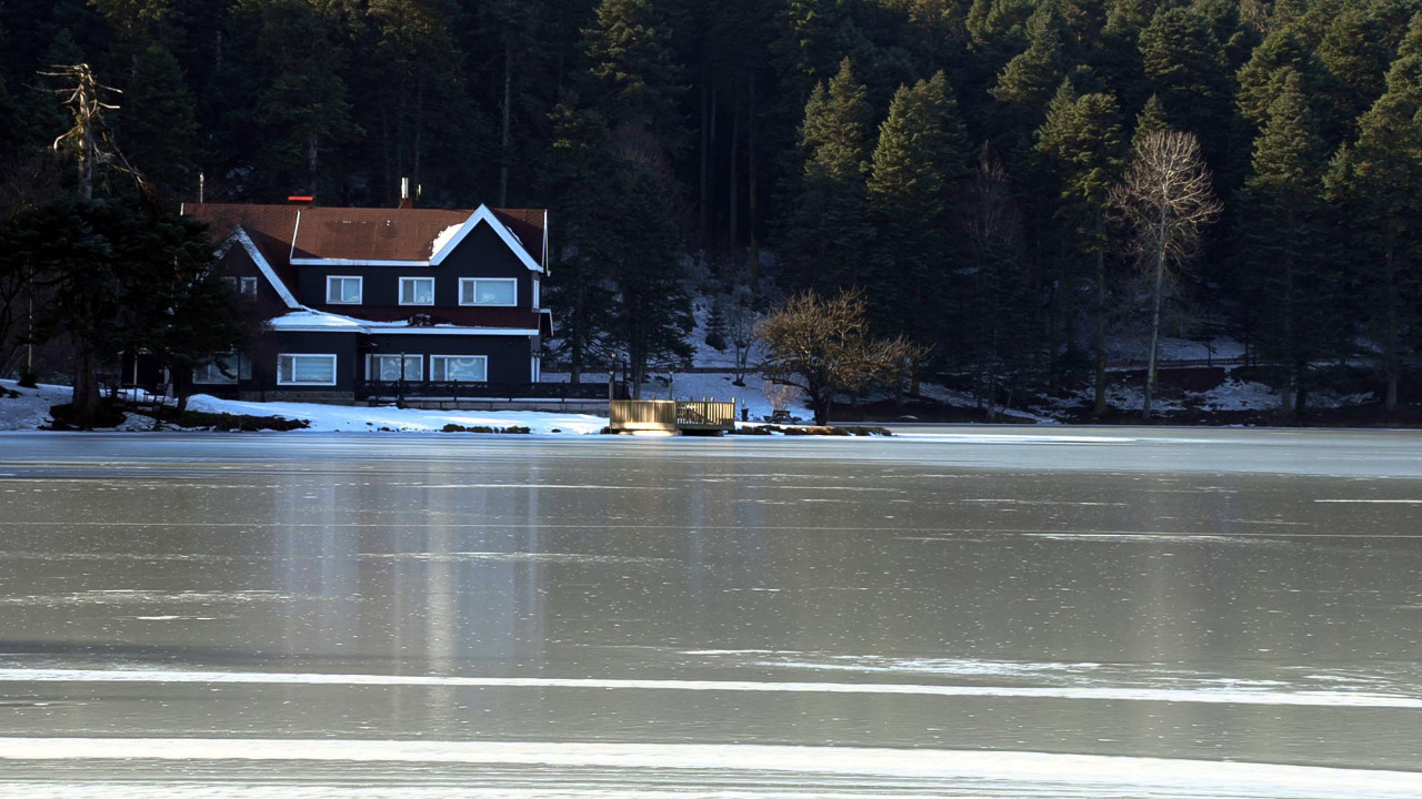Bolu’da Gölcük Tabiat Parkı’ndaki göl buz tuttu
