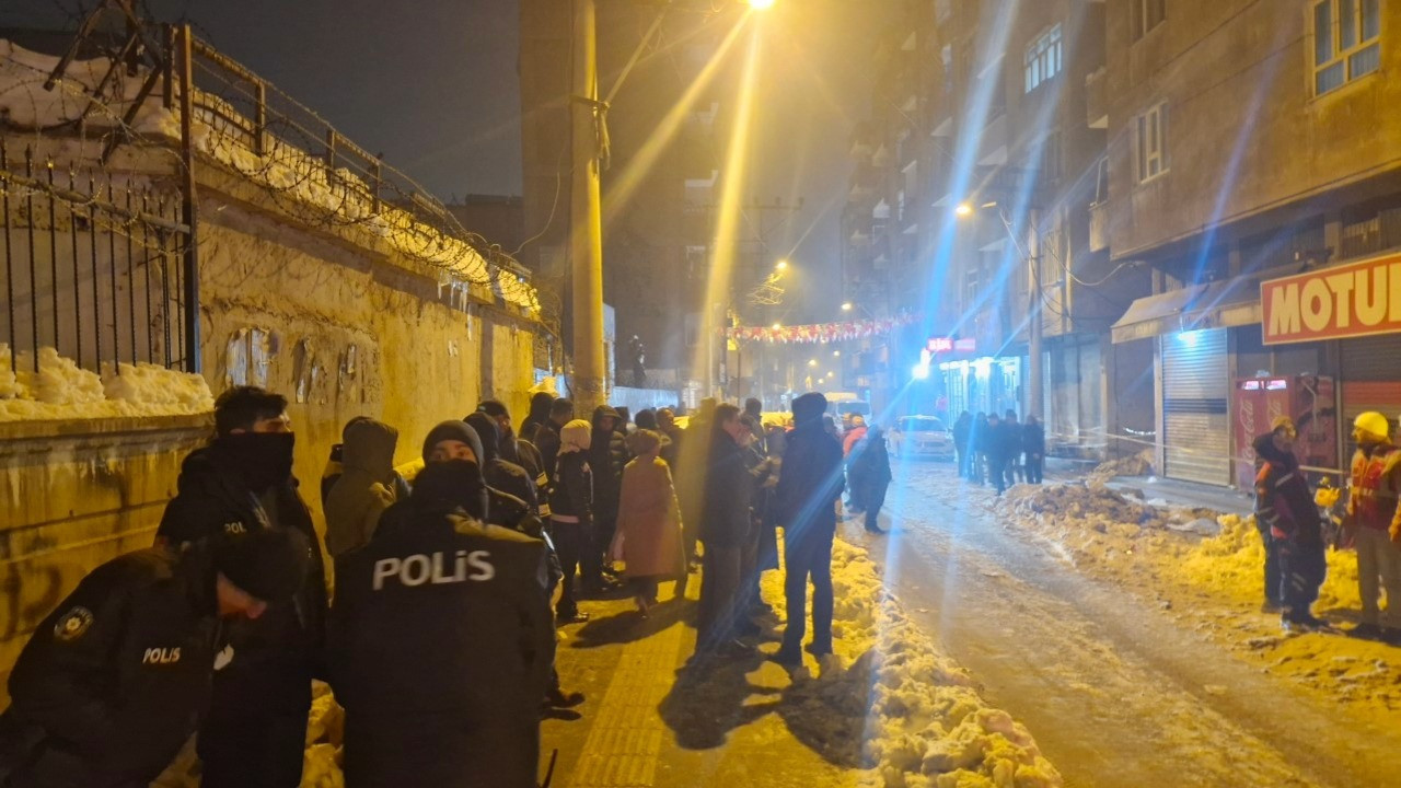 Diyarbakır'da kolonu patlayan ve yanındaki bina tahliye edildi
