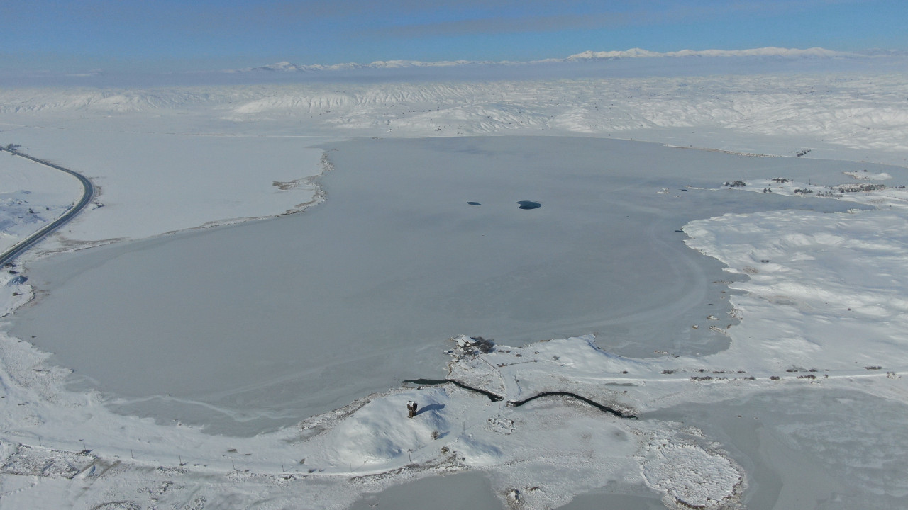 Efsanelerin gölü buz tuttu