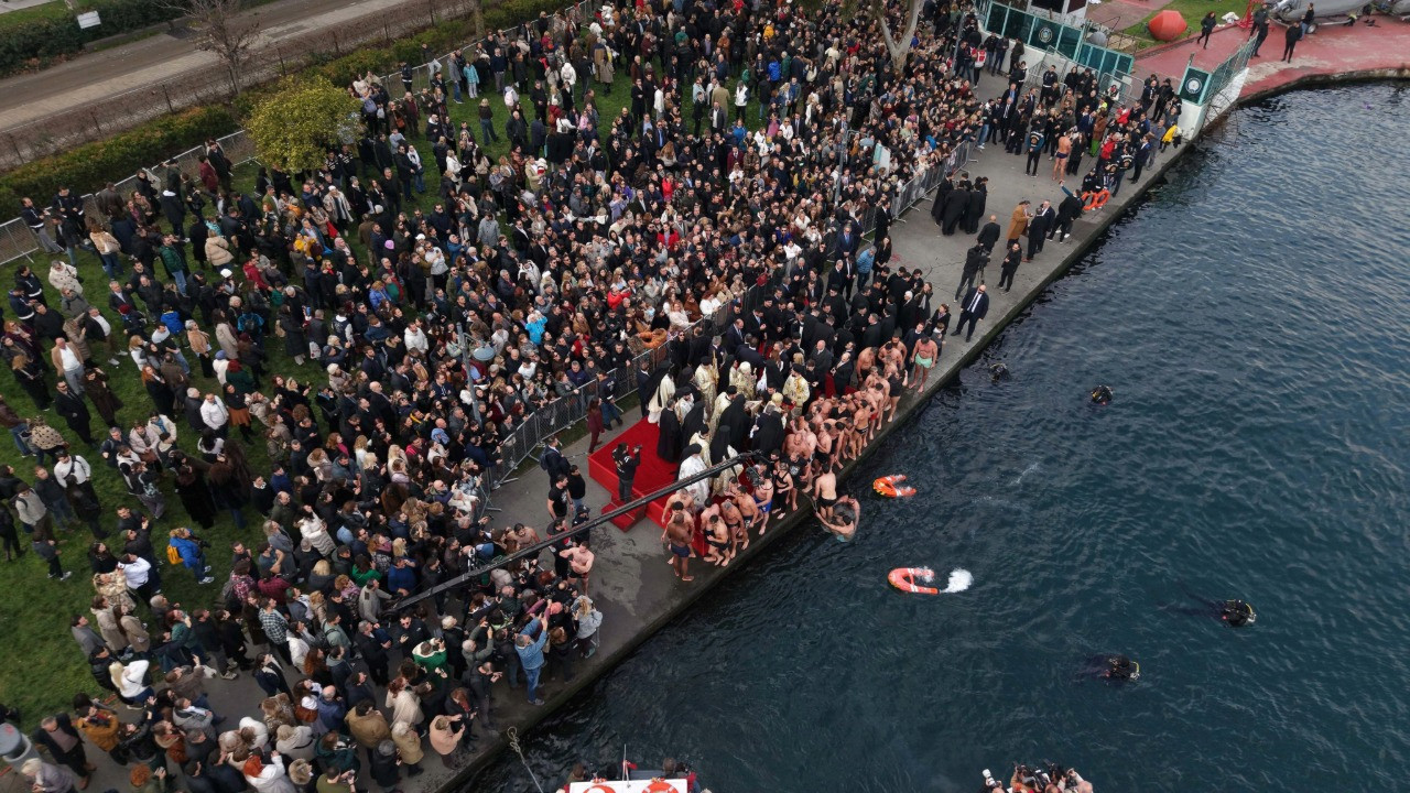 Haliç'te denizden haç çıkarma töreni