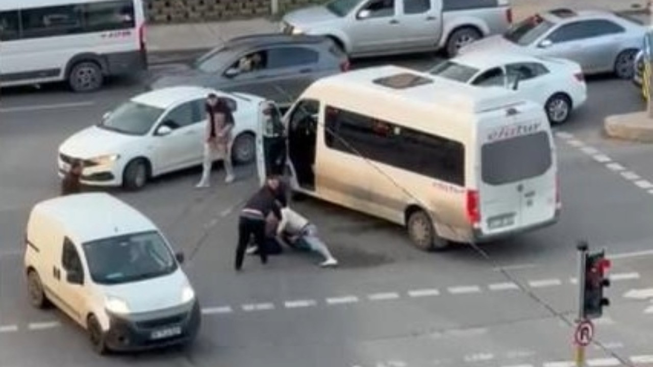 Kırmızı ışıkta yol verme tartışması yumruklu kavgaya döndü