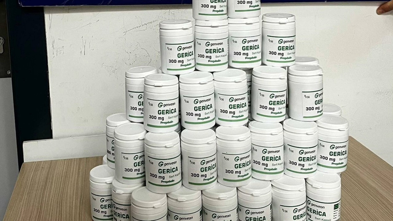 Polisten kaçıyordu: Fırlattığı paketten uyuşturucu çıktı