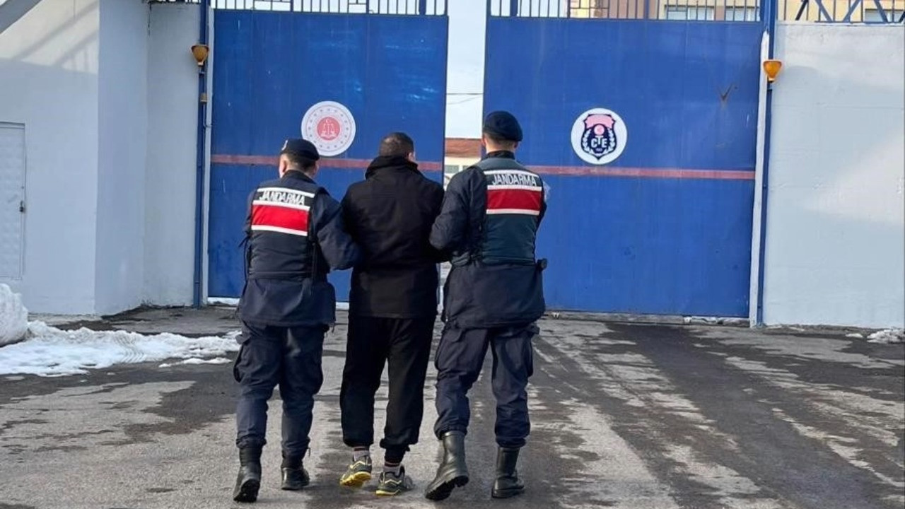 Sahte kimlikle yakalandı