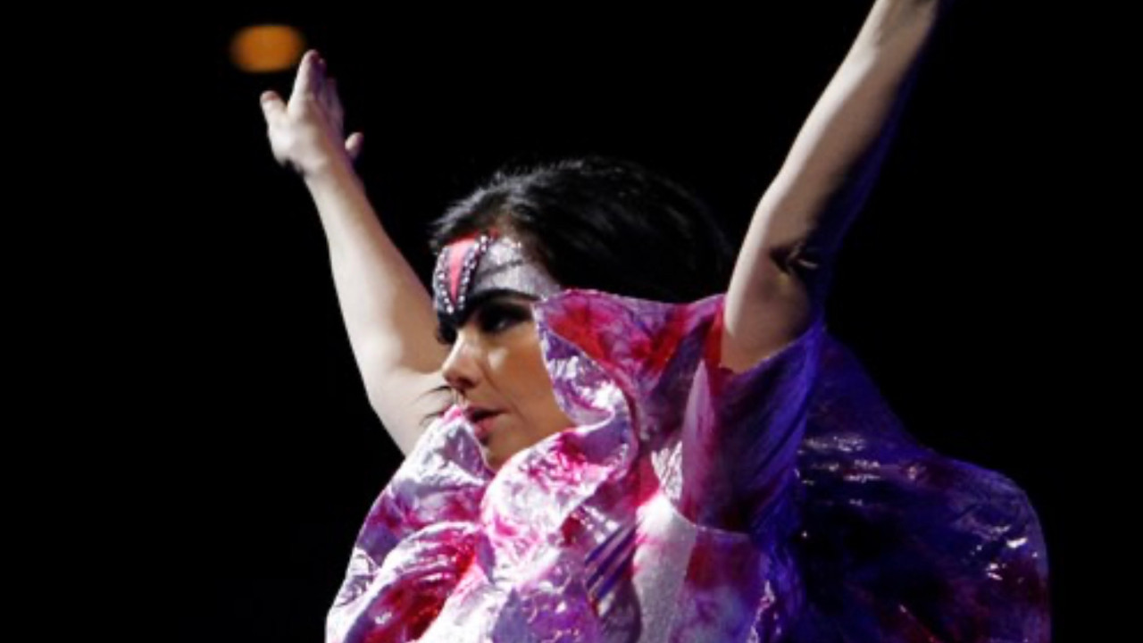 Ünlü şarkıcı Björk Trump'ı yerden yere vurdu