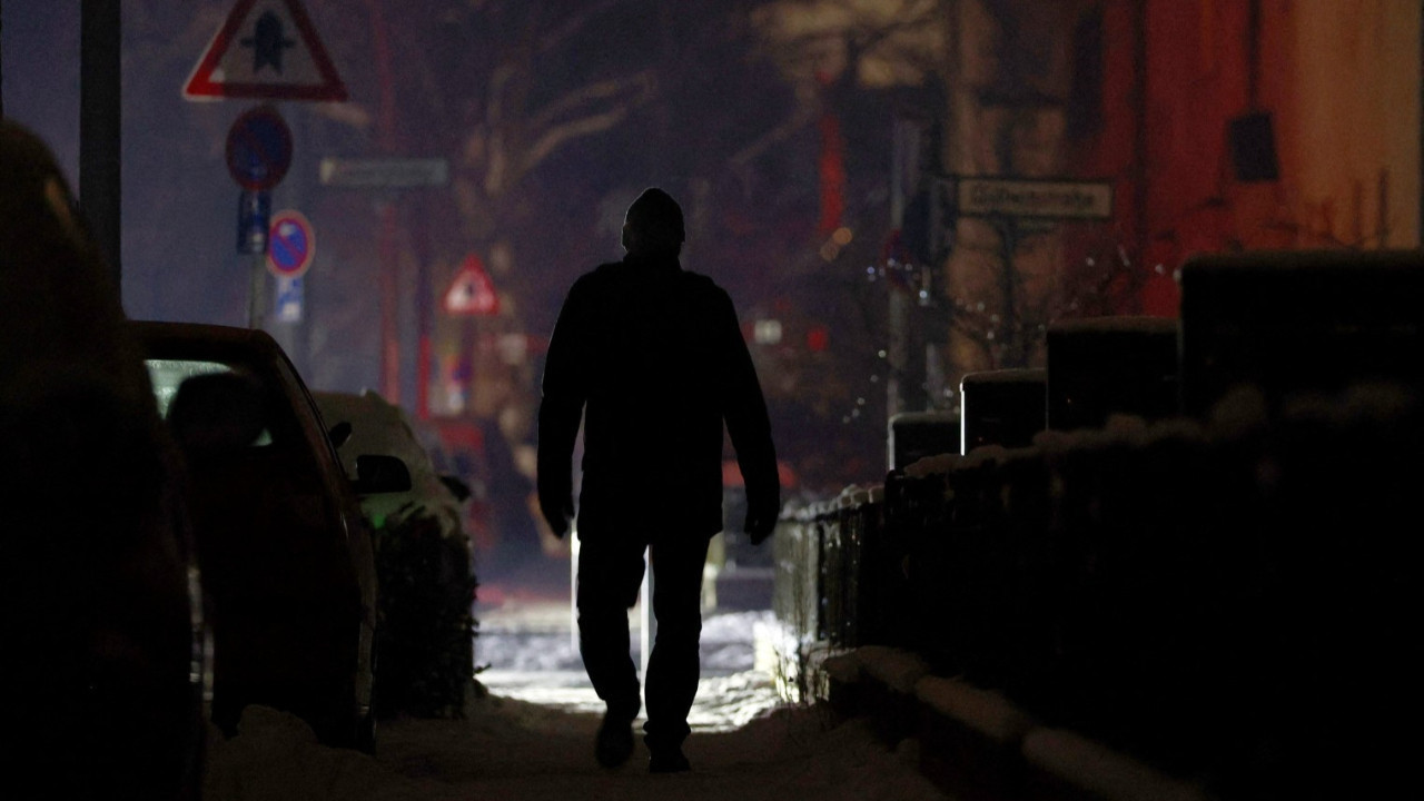 Berlin günlerdir elektriksiz: Telefonunu şarj etmek için kent değiştirdi