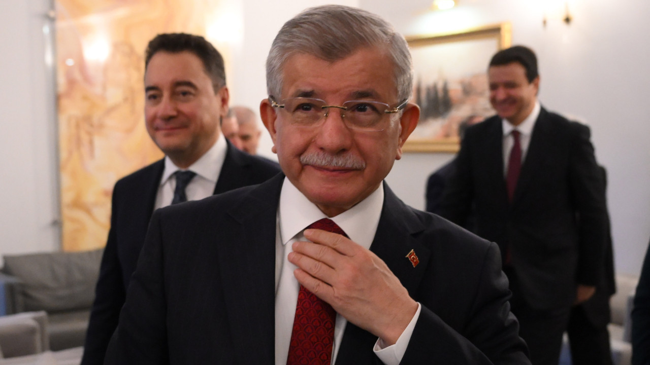 Davutoğlu transferlere öfkeli: Kendilerini parmak gibi gören siyasetçiler...