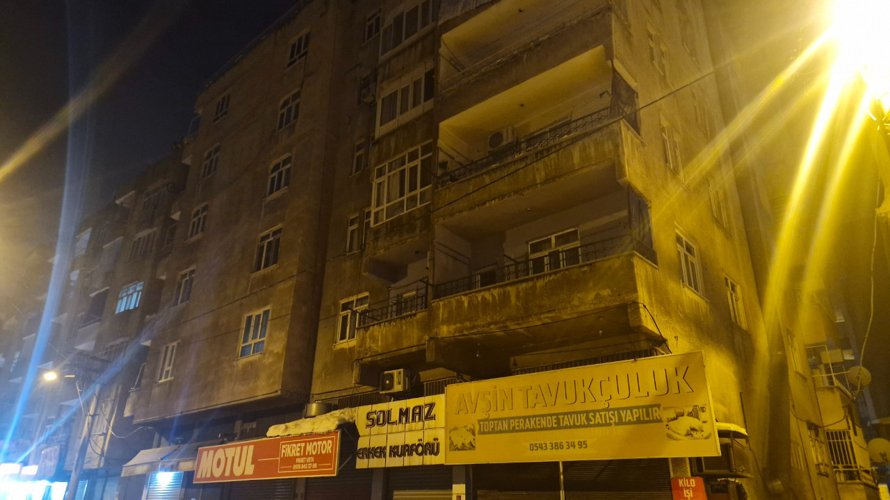Diyarbakır'da kolonları çatlayan 2 bina tahliye edildi