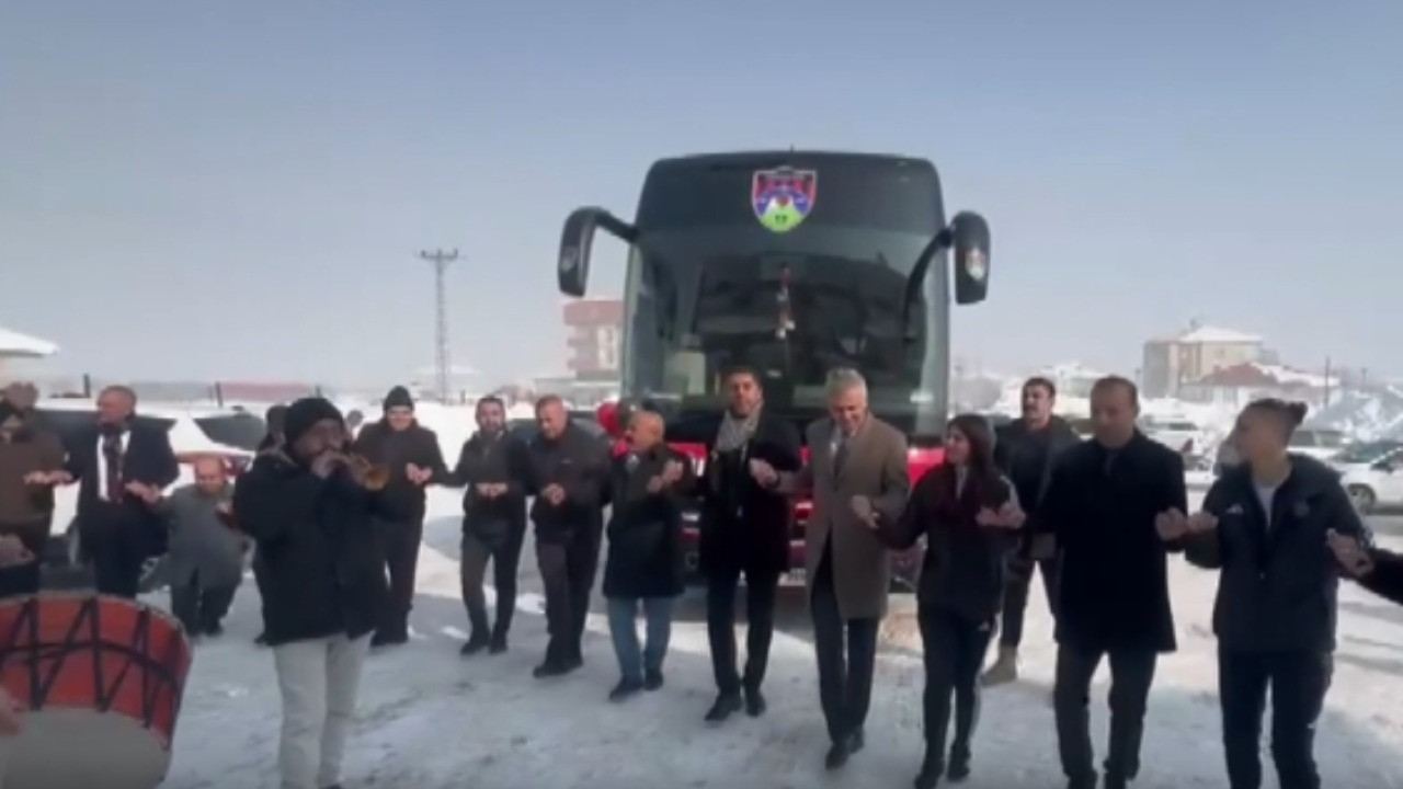 Erdoğan, Yüksekovaspor'a otobüs hediye etti