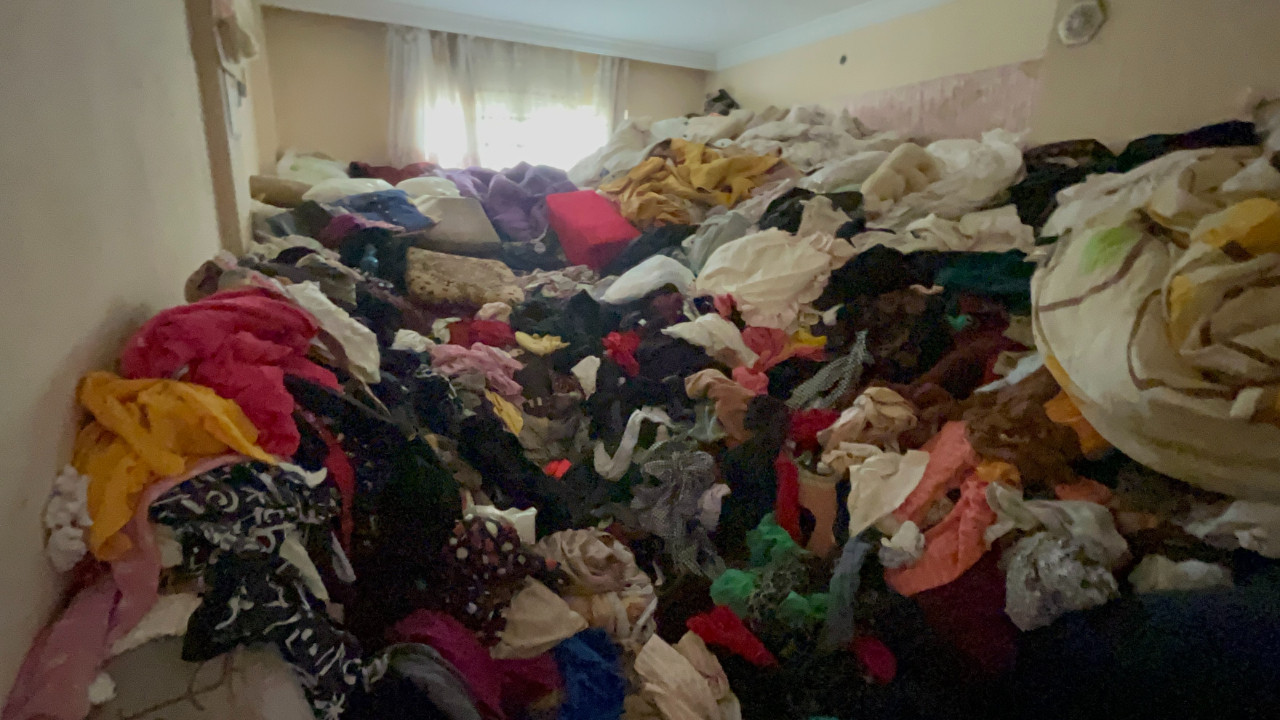 Giysi yığınlarının arasında ölü bulundu