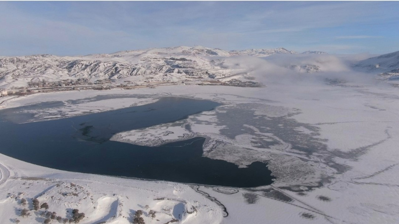Sıhke Göleti'nin yüzeyi buz tuttu