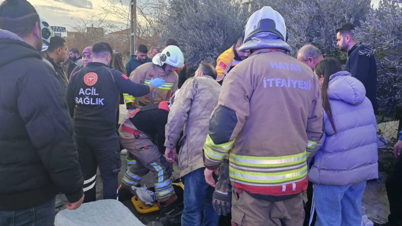 Hatay'da TIR'la çarpışan minibüs devrildi: 14 yaralı