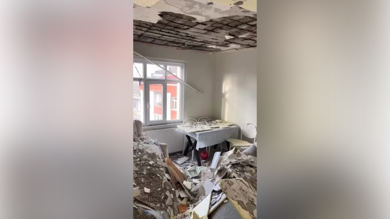5 katlı binanın en üst katındaki dairenin tavanı çöktü