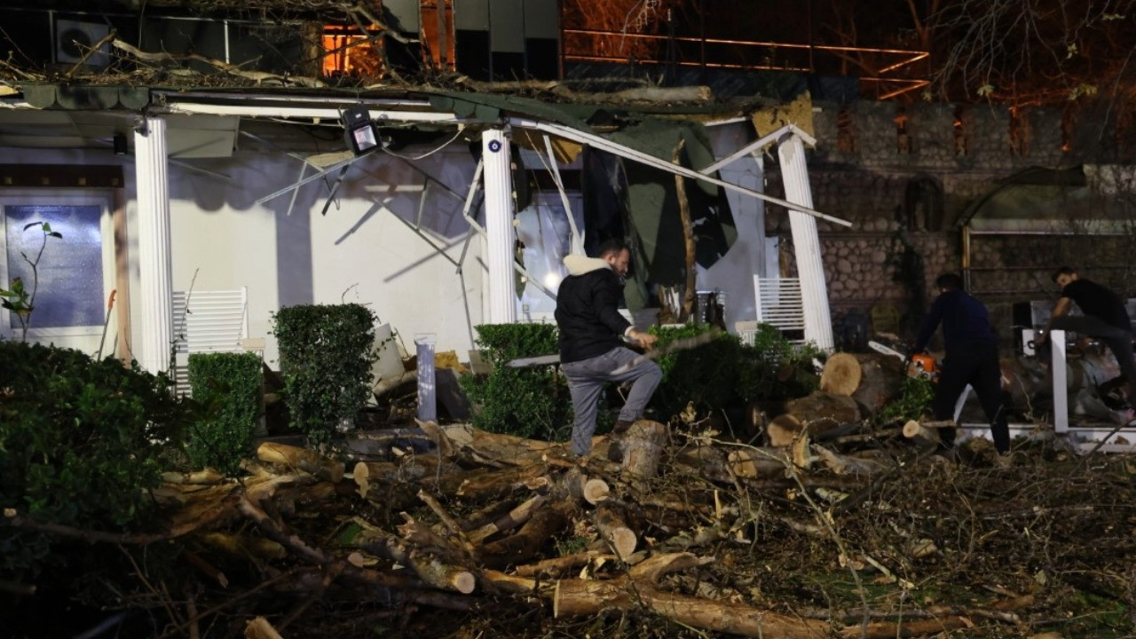 İzmir'de düğün salonundaki gelin odasının üzerine ağaç devrildi