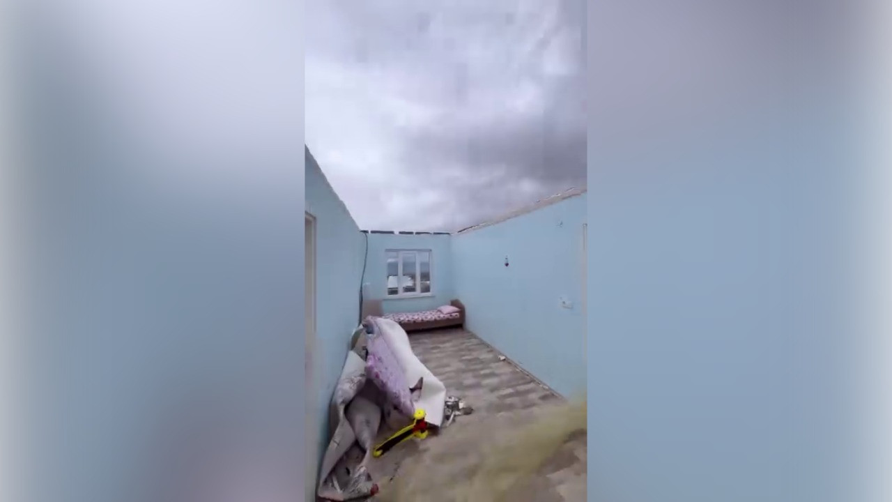 Fırtınada binanın çatısı uçtu