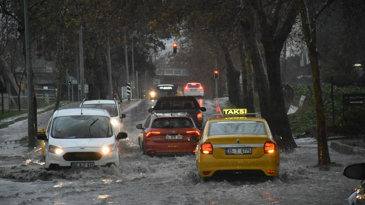 İzmir'de hayat felç oldu: Yollar göle döndü, ağaç …