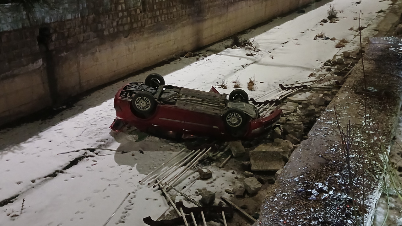 Kontrolden çıkan otomobil sulama kanalına uçtu