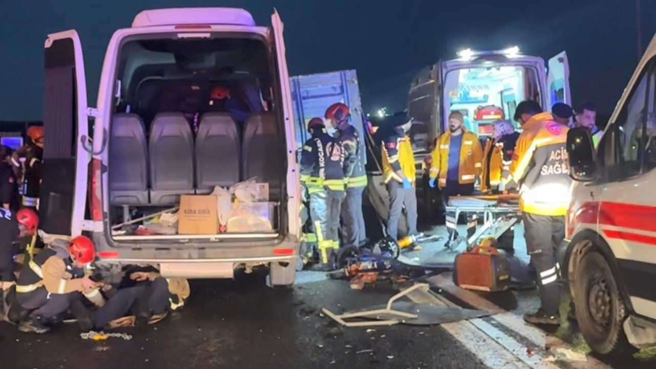 Servis minibüsü sac yüklü kamyona çarptı: 7 yaralı