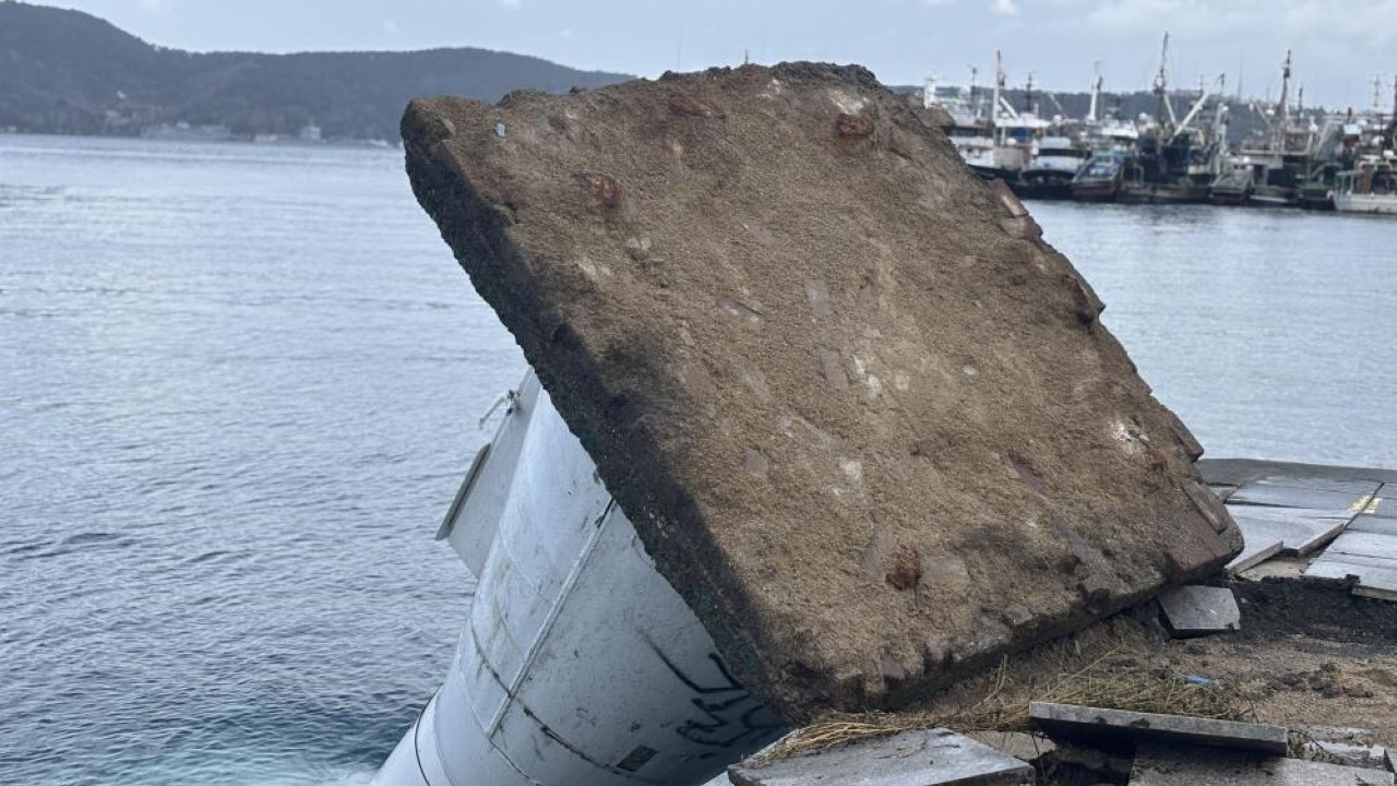 Şiddetli fırtına deniz fenerini devirdi