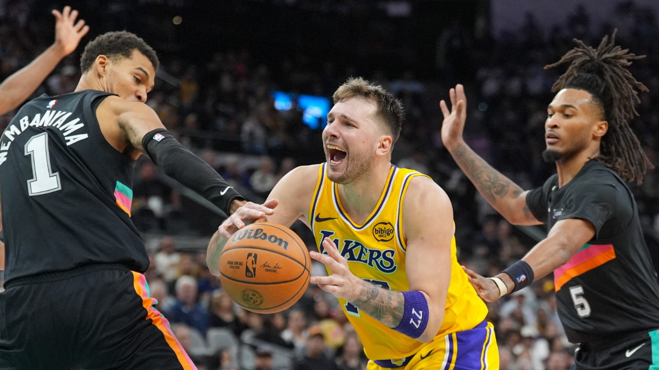 Spurs, Doncic’in tarihi performansına rağmen Lakers’ı devirdi: 107-98