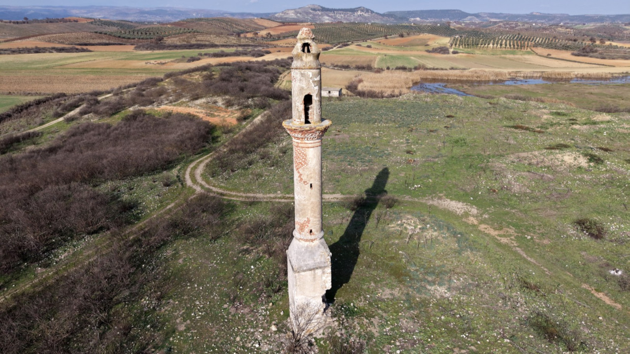Suları çekilen barajı yosunlar ele geçirdi