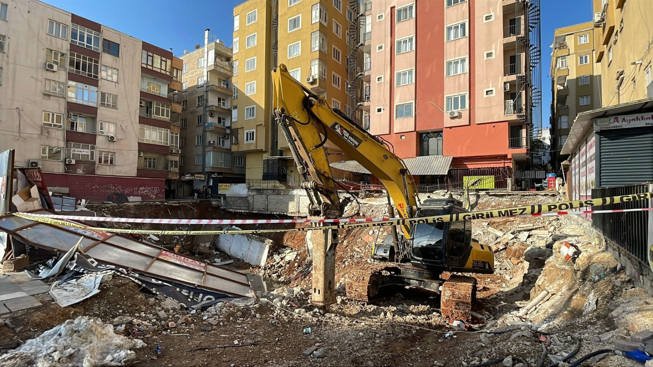 Temel kazısında toprak kaydı: 150 kişi tahliye edildi