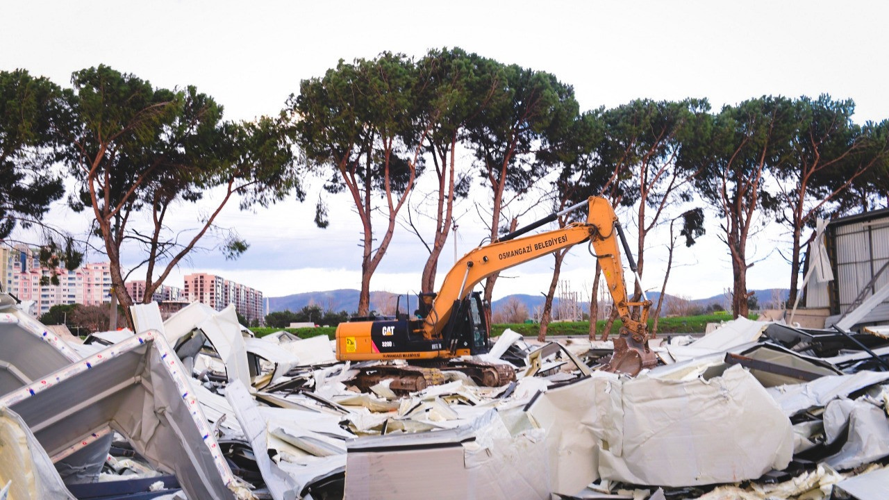 15 bin metrekarelik alana çökmüşlerdi, belediye yıktı