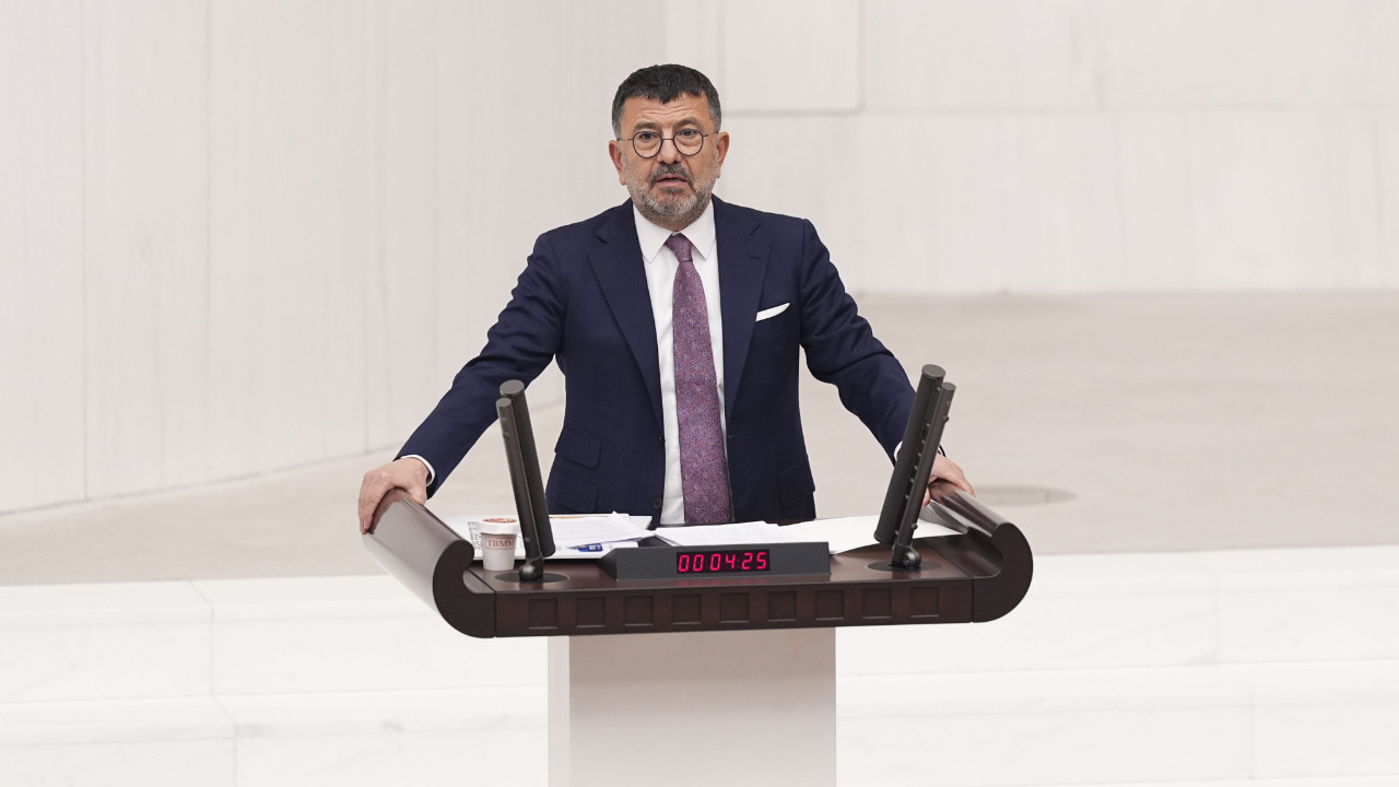 AKP'li vekili gösterdi, isyan etti: Çocuğuna versen yüzüne bakmaz