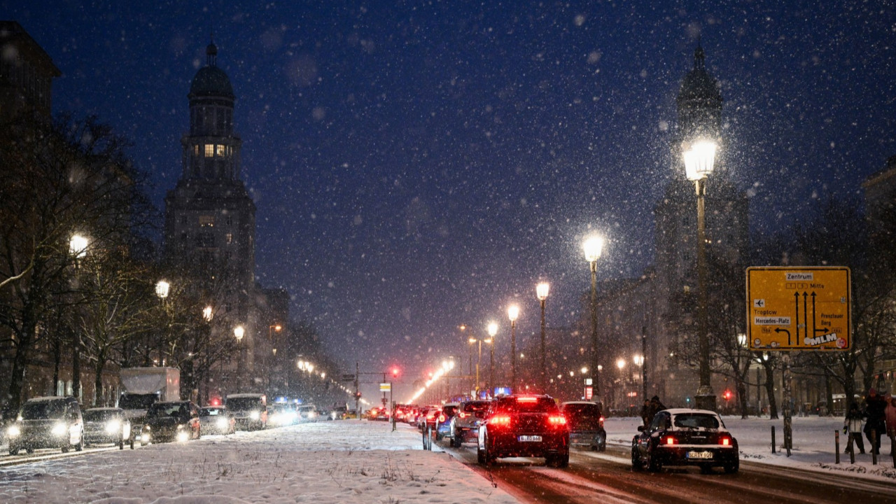Almanya'da kar fırtınası hayatı kabusa çevirdi