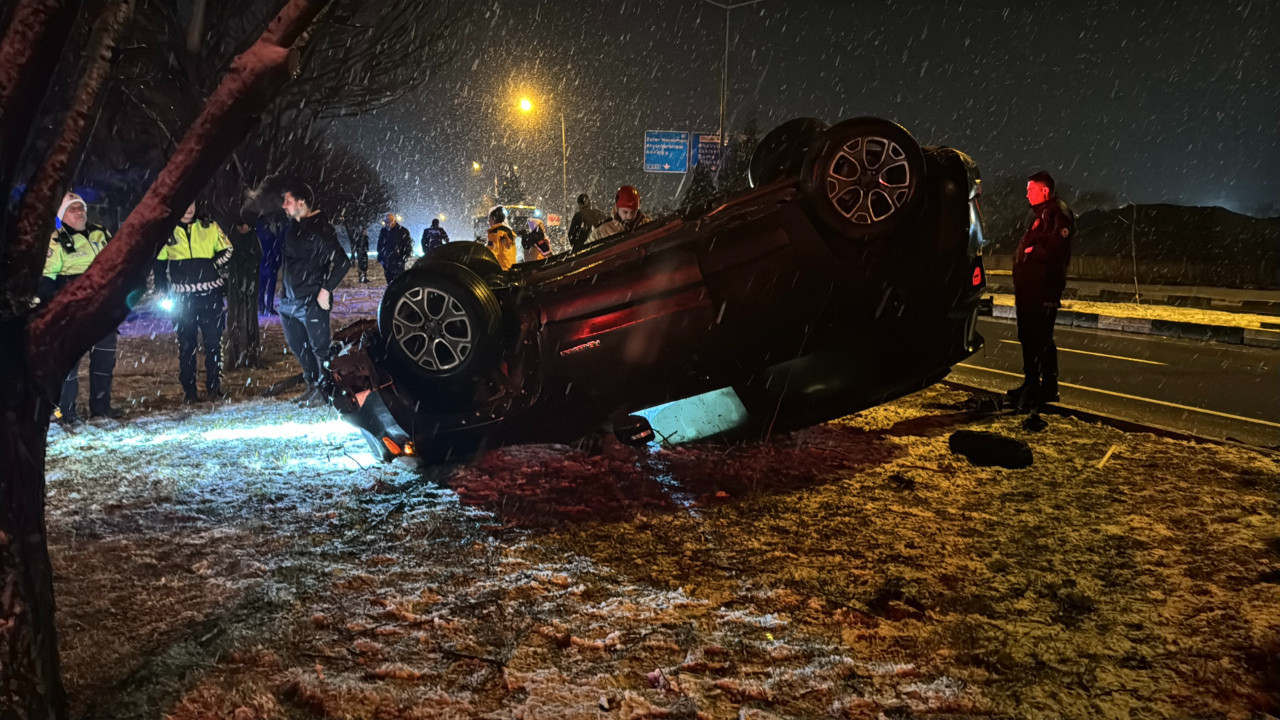 Aynı kavşakta yarım saat arayla 2 otomobil takla attı