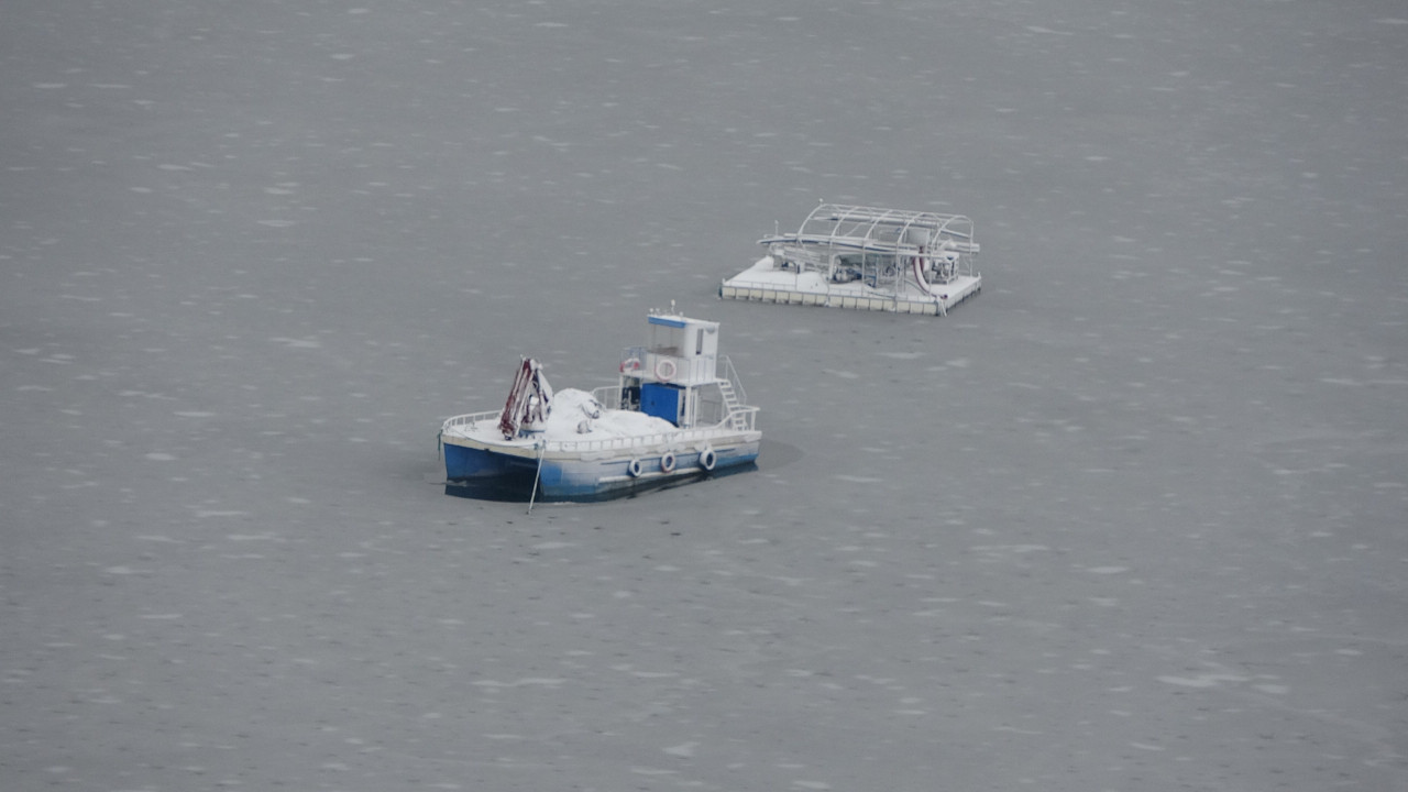 Çat Barajı buz tuttu: Tekneler içinde kaldı