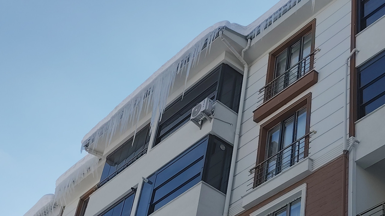 Çatılardan sarkan metrelerce buz sarkıtları korkutuyor